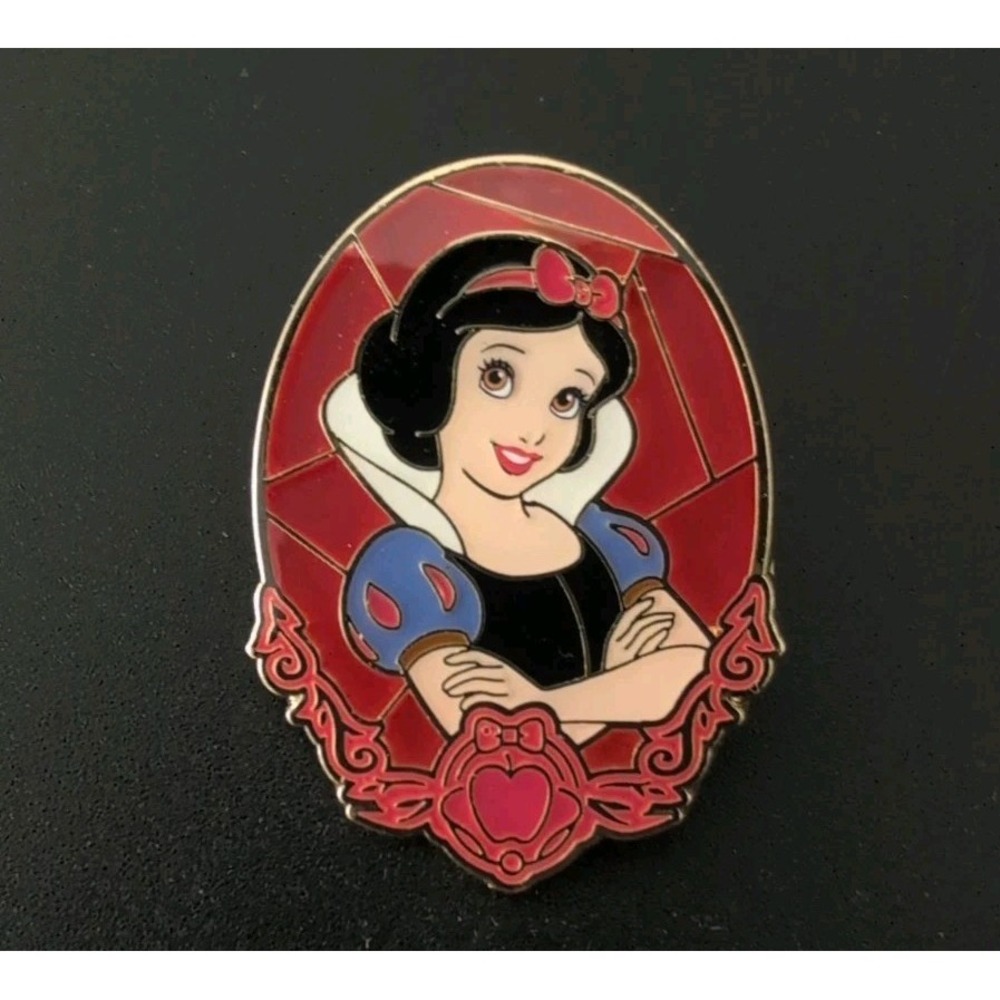 Loungefly Disney Princess Stained Glass portrait mystery pin Snow White F4